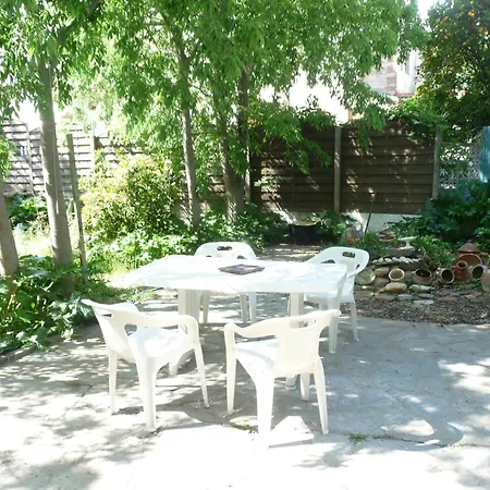 Holiday home A L'ombre Des Micocouliers *